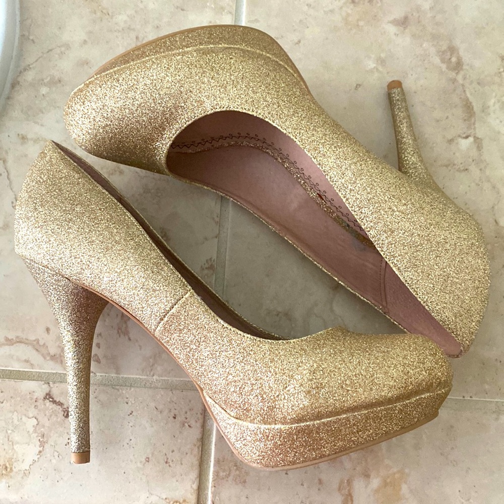 Gold sparkling closed toe heels with a small platform.
